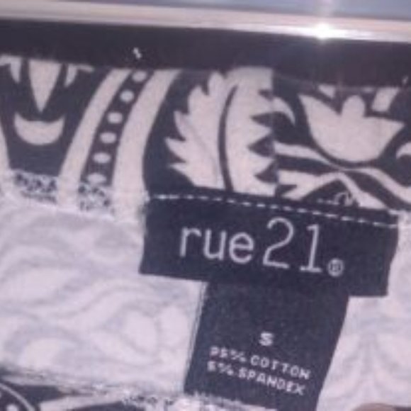 Rue 21 Women's SMALL Petite Stretch Pants black white print Pre Owned - Picture 4 of 4